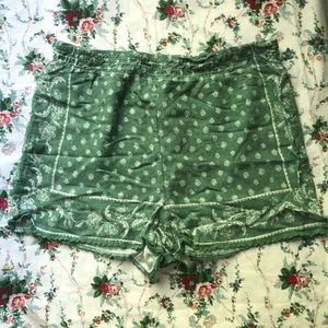 Green & White Floral Shorts - Francesca’s